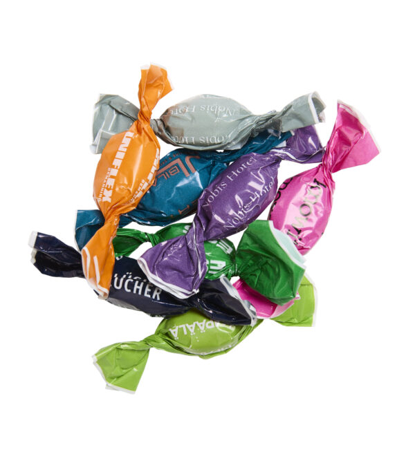 En liten hög av hårda twistade karameller med olika företags logos