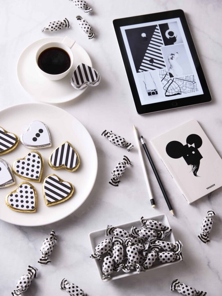 Tvistad choklad och chokladhjärtan i svartvitt motiv som inspirationsbild