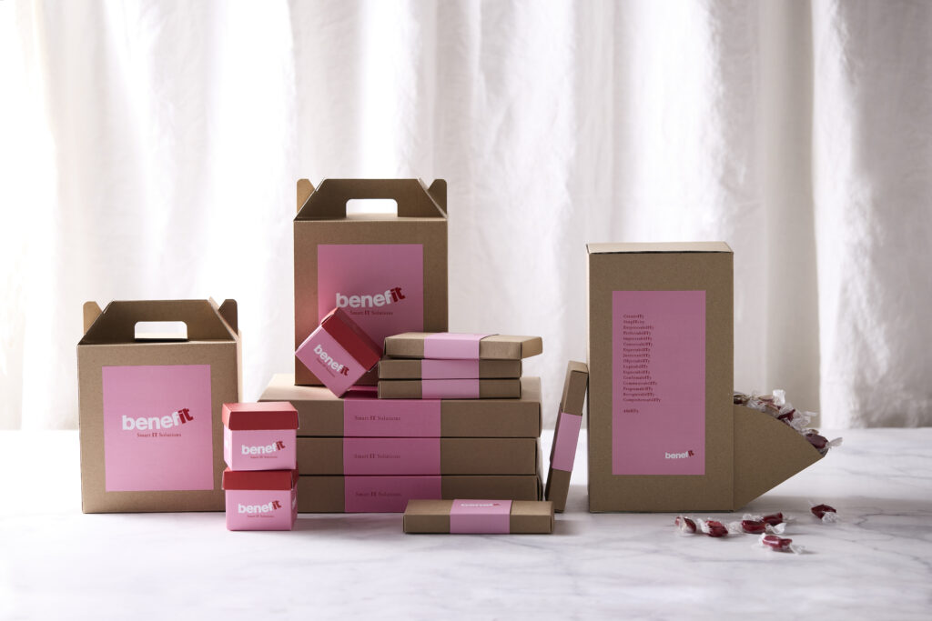 Displatbox, box w handle, flatbox, cube och mail box i rosa benefit motiv som inspirationsbild