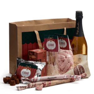 Christmas stor giftbag med Mora motiv (Mousserande juldryck på 75cl, 250g julskum med ryttare, 8 st candypinnar med ryttare, 150g pepparkakor, 200g chokladtryfflar,100g rstade mandlar och 3st polkastänger med julsmak)