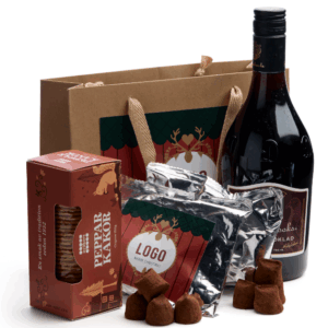 Christmas mellanstora giftbag med Mora motiv (Glögg med chilli och chokladsmak på 75cl, 200g chokladtryfllar med chillismak med logo, 200g chokladtryfflar med lakritssmak med logo och 150g pepparkakor)