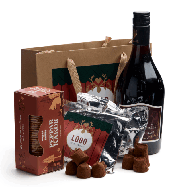 Christmas mellanstora giftbag med Mora motiv (Glögg med chilli och chokladsmak på 75cl, 200g chokladtryfllar med chillismak med logo, 200g chokladtryfflar med lakritssmak med logo och 150g pepparkakor)